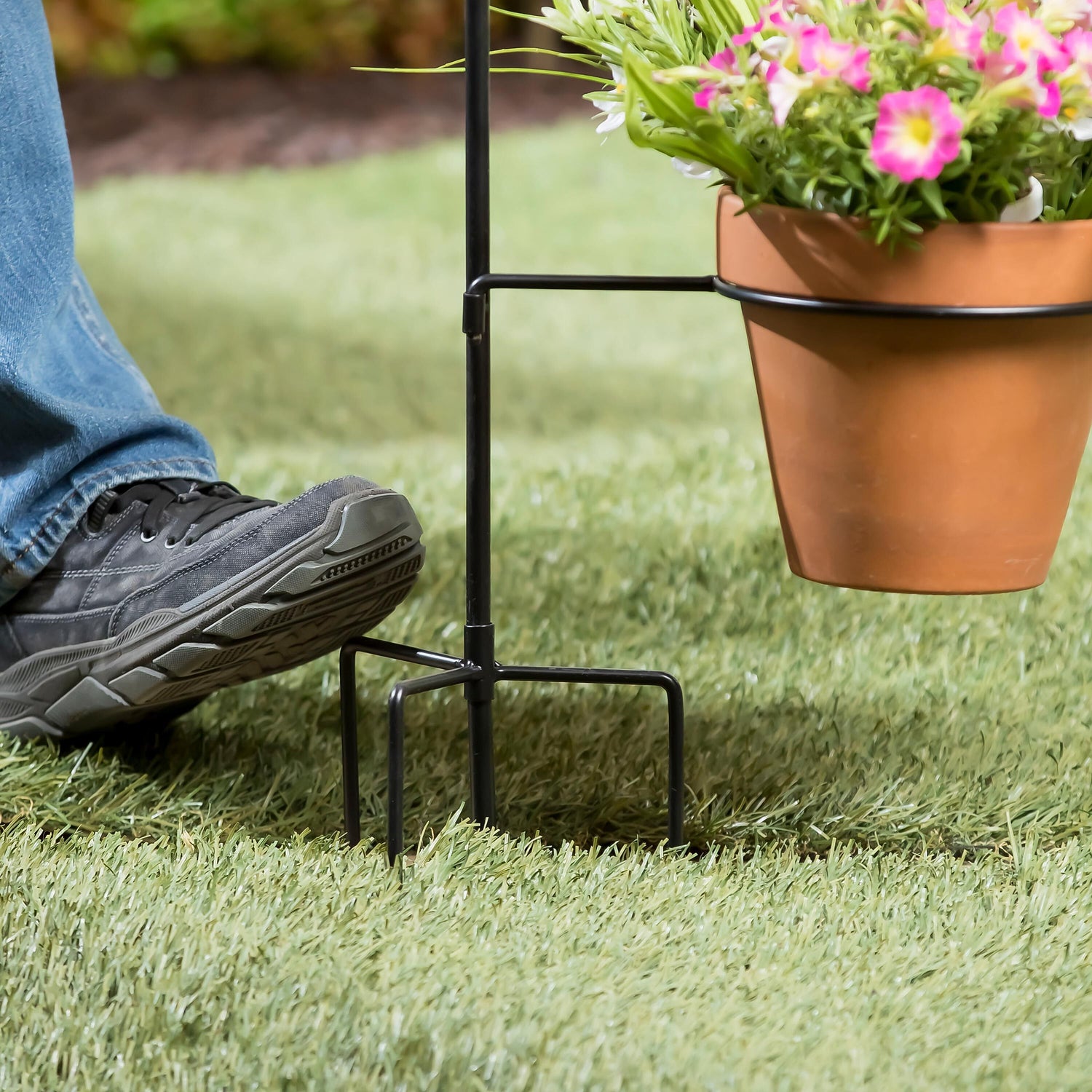 plant pot on a stand Potted Plant Garden Flag Stand – Evergreen